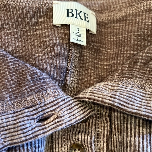 BKE Buckle Long Sleeve 1/4 Button Ribbed Top, Size S - Picture 3 of 3